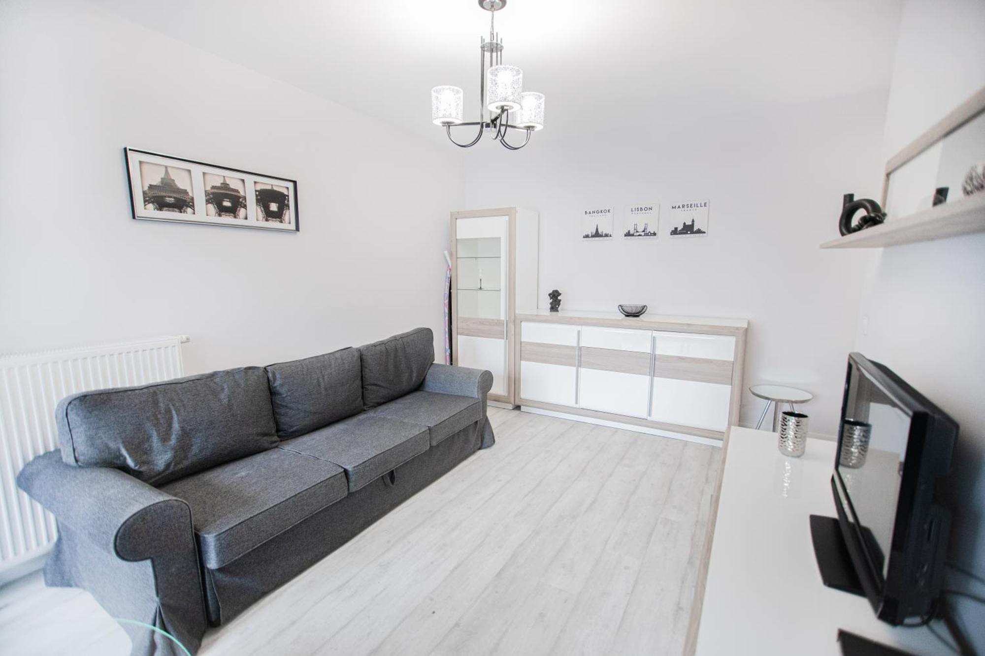 Апартаменти Lovely Close To The Center. Free Parking